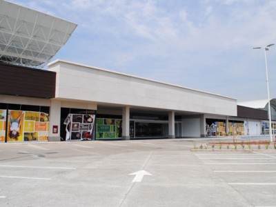 Vista diagonal completa del Centro Comercial Plaza Centella