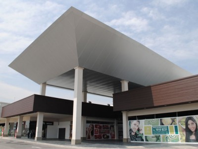 Vista de entrada del Centro Comercial Plaza Centella